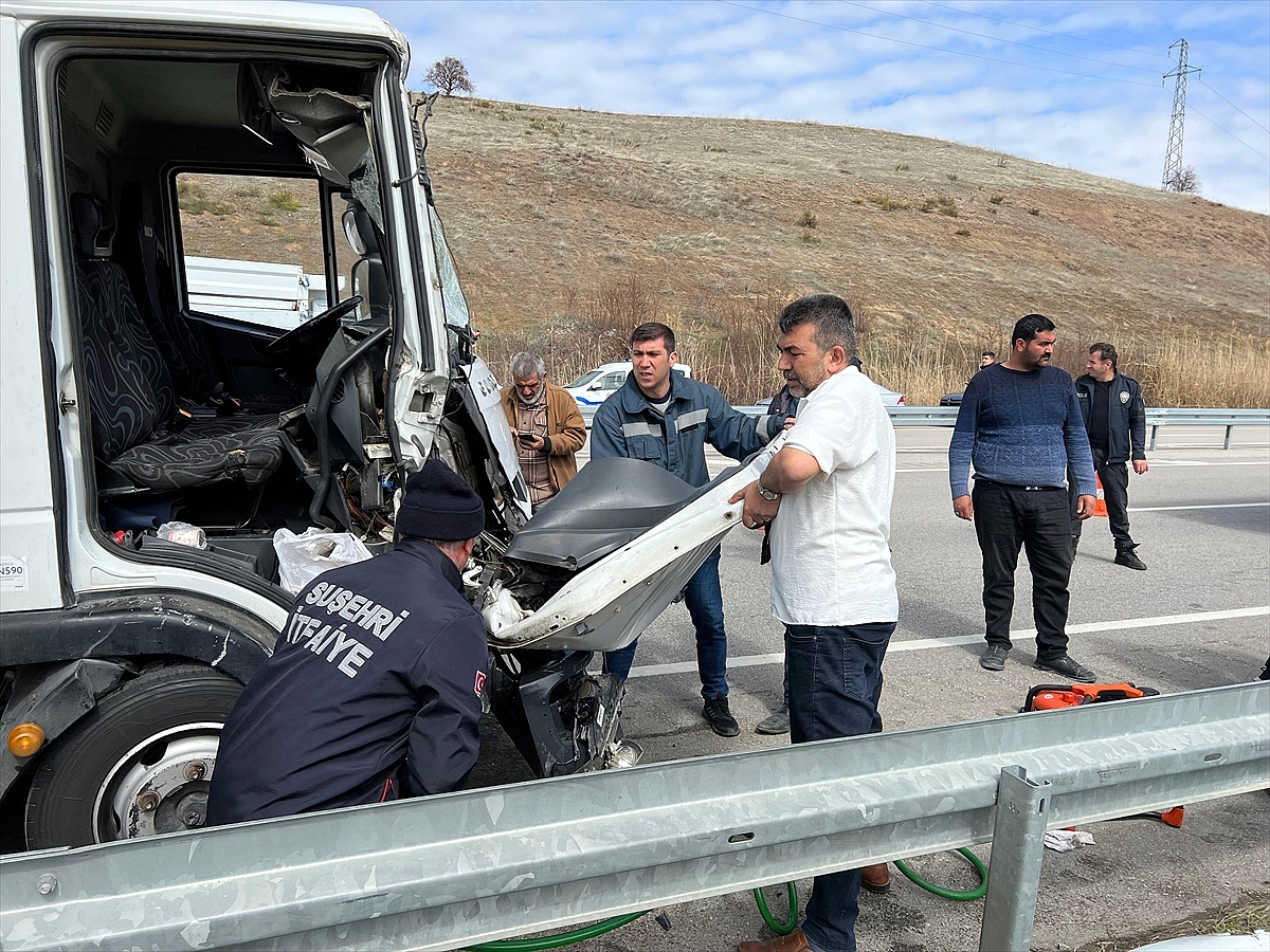 Tıra çarpan kamyonda sıkışan kişiyi itfaiye ekipleri kurtardı