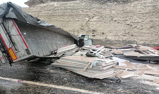Tırdan düşen yükün altında kalan otomobildeki sürücü öldü