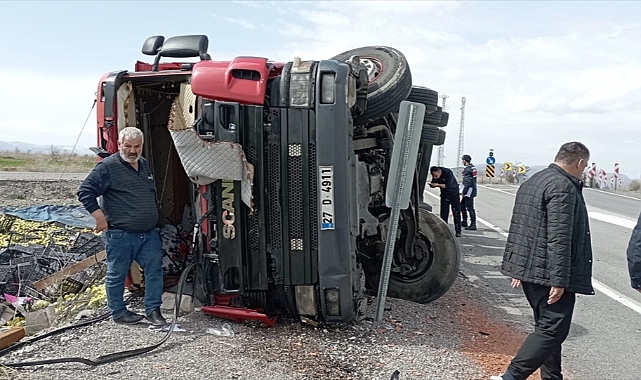 Tırın devrilmesi sonucu 2 kişi yaralandı