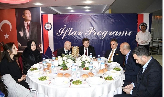 Vali Sarıibrahim, iftarını polisler ve aileleriyle açtı
