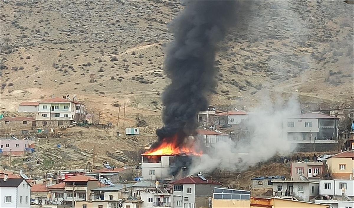 Yangında 2 katlı ev, samanlık ve ahır yandı