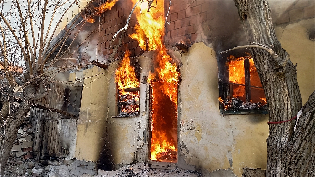 Yangında dumandan etkilenen 3 çocuktan biri hayatını kaybetti