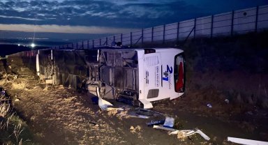 Yolcu otobüsünün devrilmesi sonucu 15 kişi yaralandı