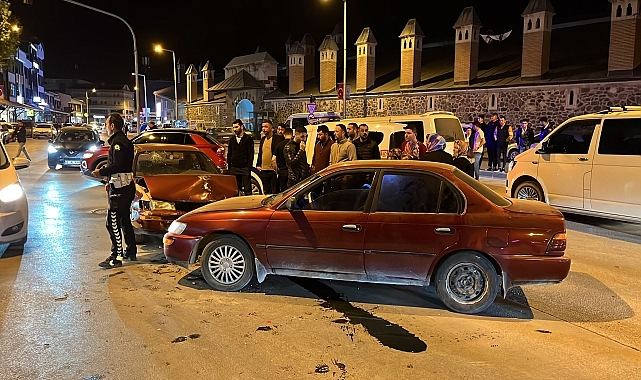 2 otomobilin çarpıştığı kazada 6 kişi yaralandı