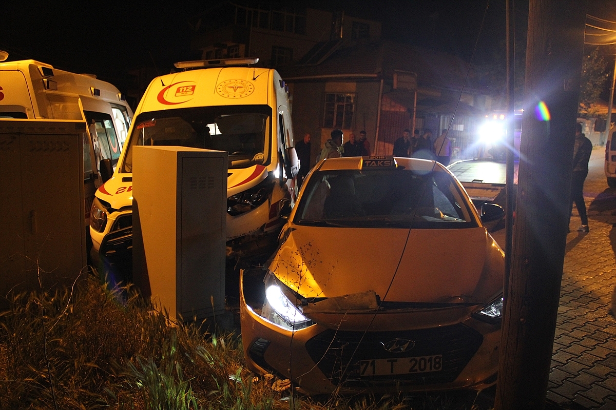 Ambulans ile taksinin çarpışması sonucu 4 kişi yaralandı