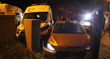Ambulans ile taksinin çarpışması sonucu 4 kişi yaralandı
