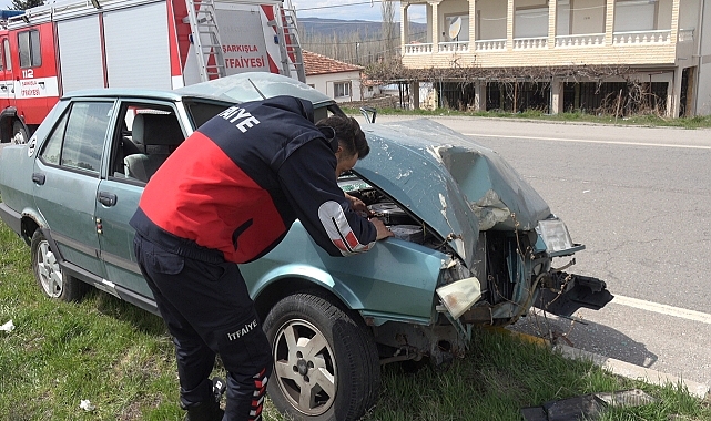 Aydınlatma direğine çarpan otomobilin sürücüsü yaralandı