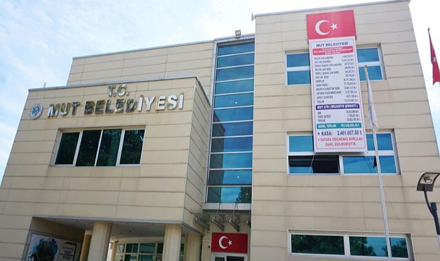 Başkan Orhan, borç listesini belediye binasına astı