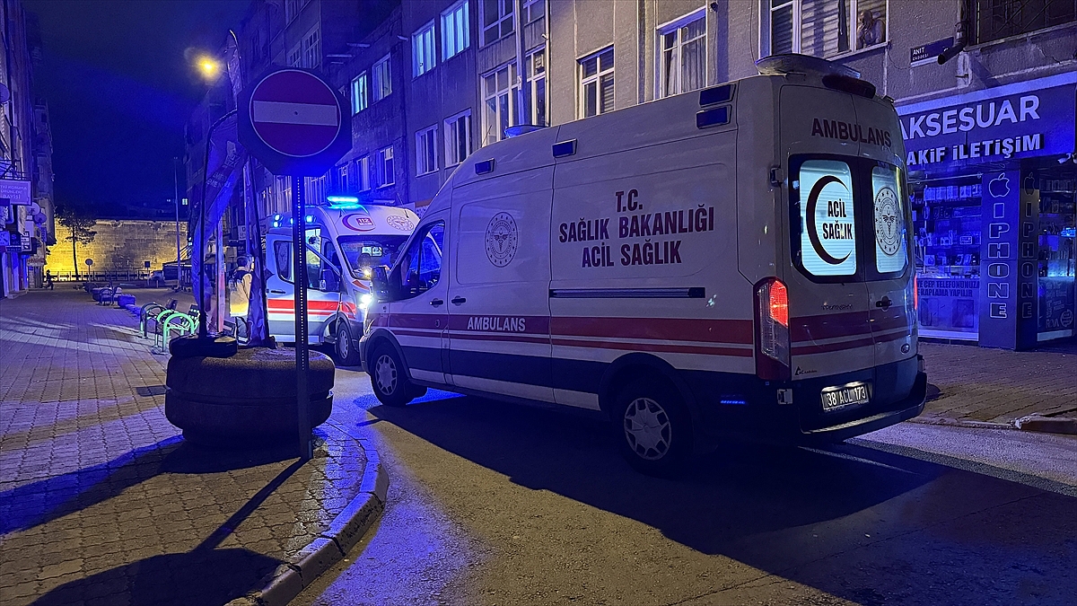 Bıçaklı kavgada 2 kişi yaralandı