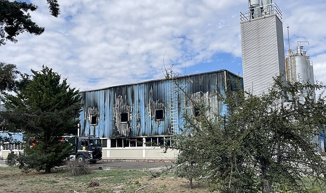 Bir fabrikaya ait depoda çıkan yangın söndürüldü