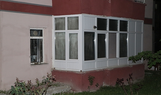Bir kişi benzin dökerek evlerini yaktı