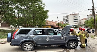 Cip ile otomobilin çarpışması sonucu 3 kişi yaralandı