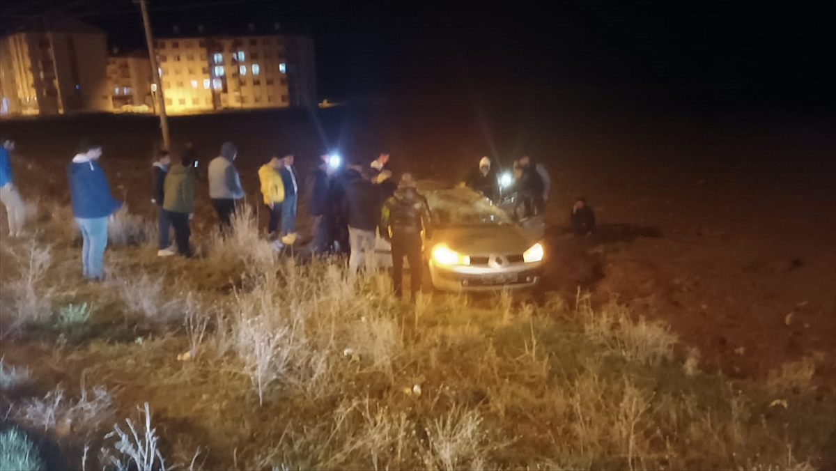 Devrilen otomobildeki 5 kişi yaralandı