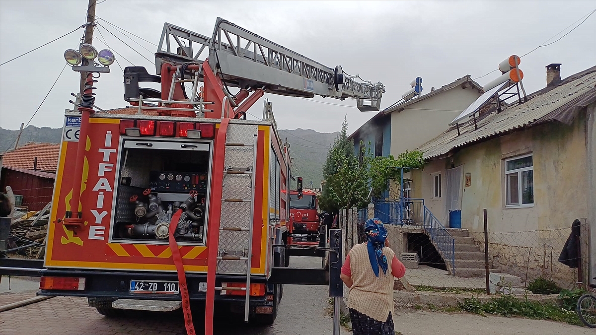 Ev yangınında dumandan etkilenen kişi hastaneye kaldırıldı
