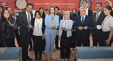 Fen Lisesi Öğrencileri, TÜBİTAK 4006 Bilim Fuarı'nda Projelerini Anlattı