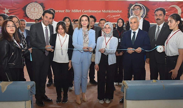 Fen Lisesi Öğrencileri, TÜBİTAK 4006 Bilim Fuarı'nda Projelerini Anlattı