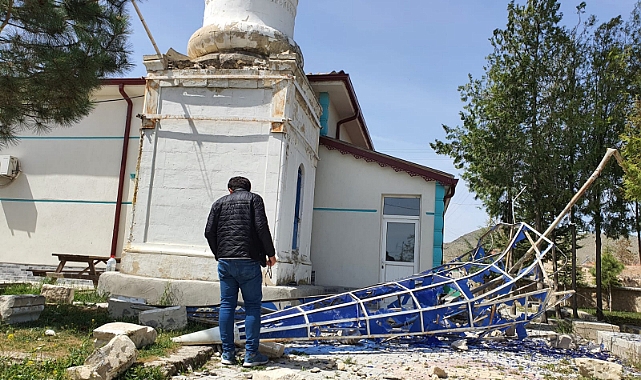 Fırtına Caminin Minaresini Yıktı