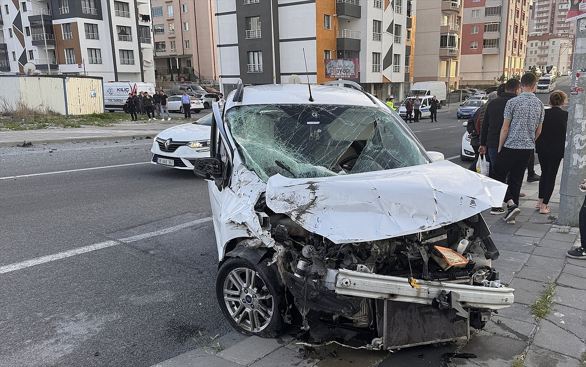 İşçi servisi ile hafif ticari araç çarpıştı, biri ağır 6 kişi yaralandı
