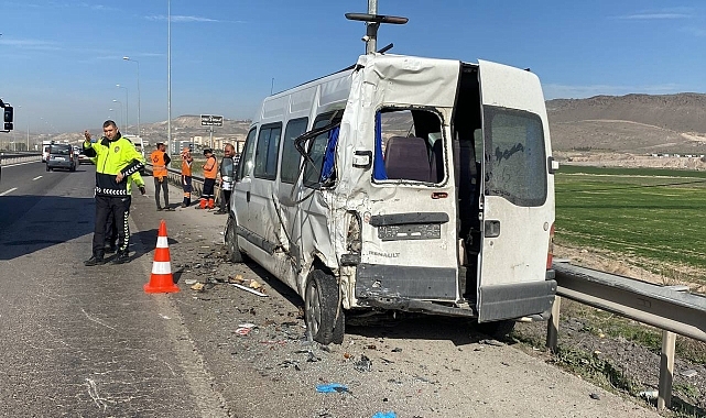 Kamyon ve iki işçi servisinin karıştığı trafik kazasında 10 işçi yaralandı