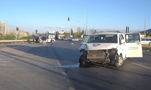 Kamyonetin trafik ışıklarında bekleyen otomobile çarpmasıyla 11 kişi yaralandı