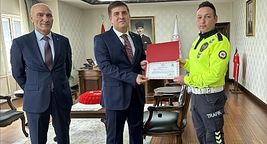 Kazayı önleyen trafik polisine başarı belgesi verildi