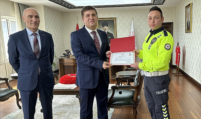 Kazayı önleyen trafik polisine başarı belgesi verildi