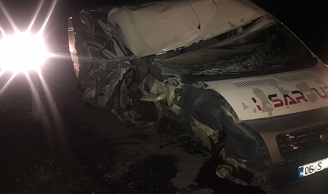 Minibüs tıra çarptı, 2 kişi yaralandı