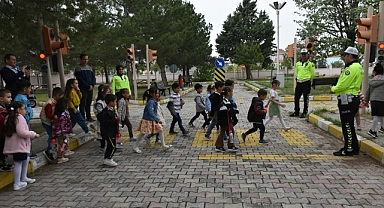 Minik Öğrenciler, Trafik Kurallarını Trafik Eğitim Parkında Öğreniyor