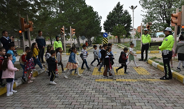 Minik Öğrenciler, Trafik Kurallarını Trafik Eğitim Parkında Öğreniyor