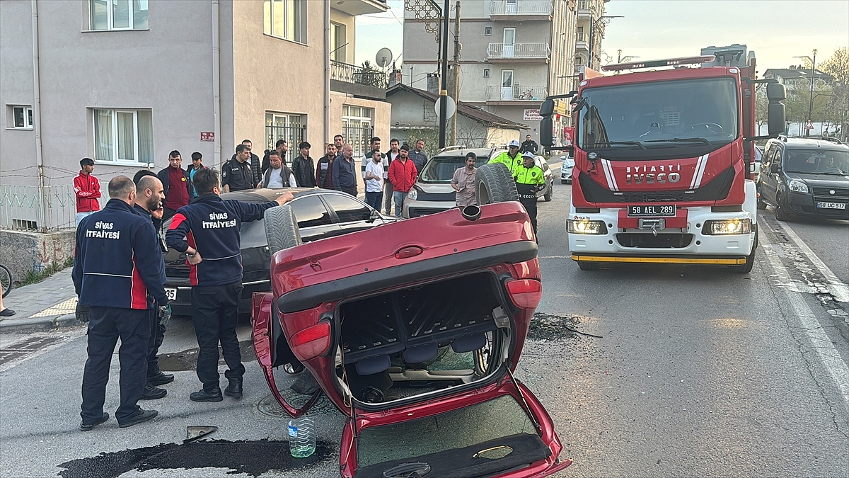 Park halindeki araca çarparak devrilen otomobilin sürücüsü yaralandı