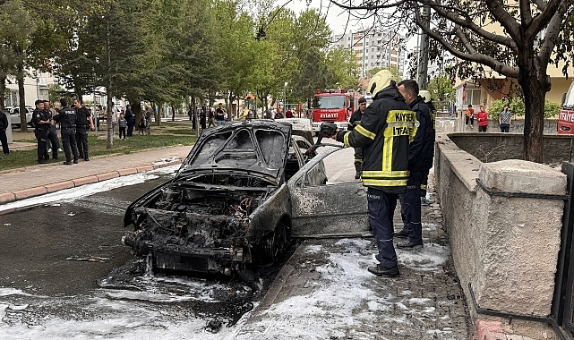 Park halindeki otomobil yandı