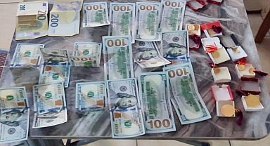 Polisin bulduğu içinde altın ve para olan çanta sahibine ulaştırıldı