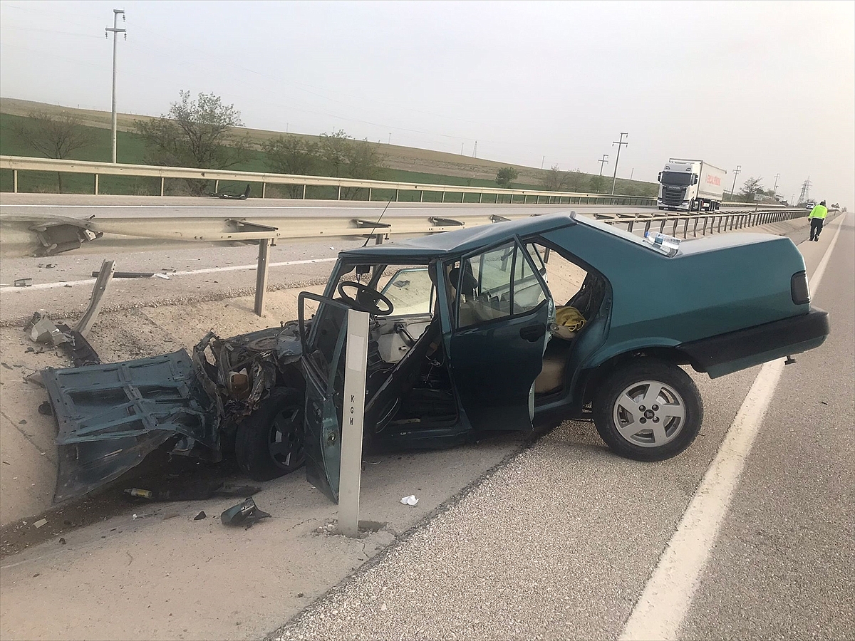 Refüje çarpan otomobildeki 2 kişi yaralandı