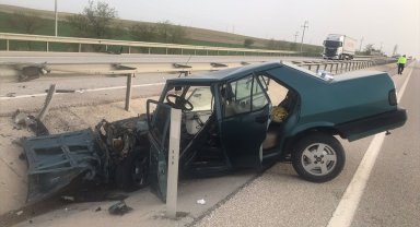 Refüje çarpan otomobildeki 2 kişi yaralandı