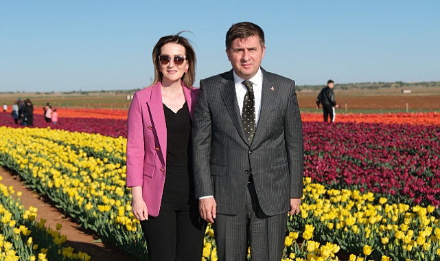 Sarıibrahim çifti Lale bahçesinde