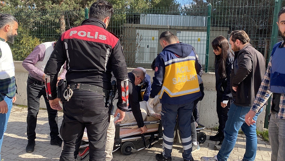 Silahla yaraladığı eşini rehin alan kişi polise teslim oldu