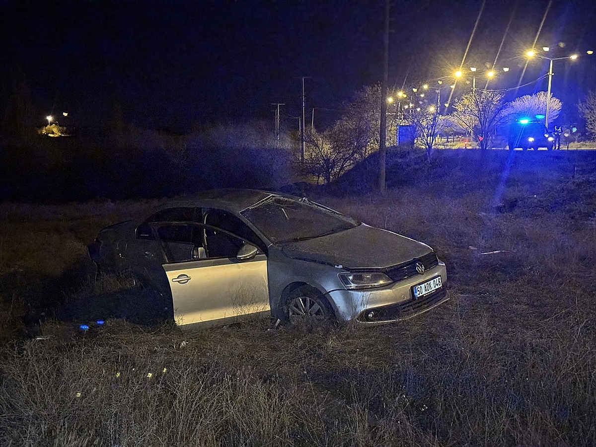 Tarlaya devrilen otomobildeki kişi öldü