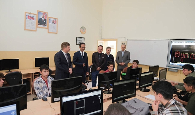 Vali Sarıibrahim Karaman Mesleki ve Teknik Anadolu Lisesi’ni Ziyaret Etti