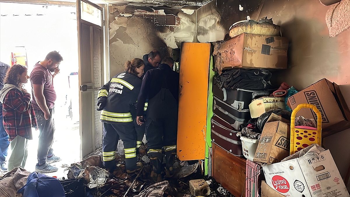 Bir apartmanın garajında çıkan yangında 2 kişi dumandan etkilendi
