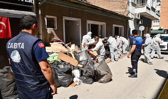 Bir evden 5 ton çöp çıkarıldı