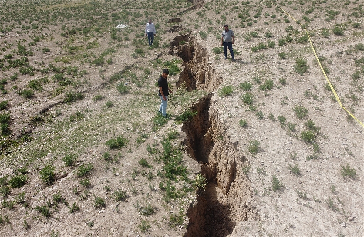 Çumra'da 8 metre derinliğinde 2,5 kilometrelik "yüzey yarığı" oluştu