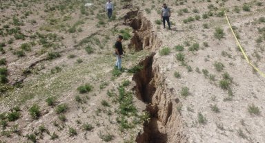 Çumra'da 8 metre derinliğinde 2,5 kilometrelik "yüzey yarığı" oluştu