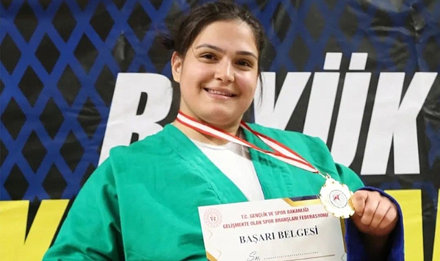 Ebru Atabay'dan Altın Madalya