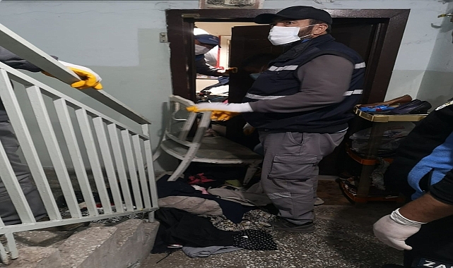 Evden 4 kamyon çöp çıkarıldı