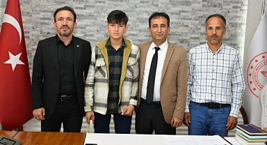 Genç Bilaller'in Parlayan Yıldızı Yusuf Göral'dan İl Müdürü Çalışkan'a Ziyaret