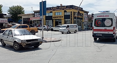Karaman'da ambulansla otomobil çarptı: sağlık çalışanı yaralandı