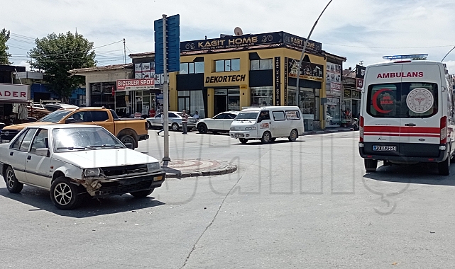 Karaman'da ambulansla otomobil çarptı: sağlık çalışanı yaralandı