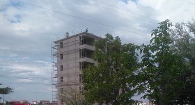 Karaman'da çatıdan atlamak istedi, arkadaşı kurtardı