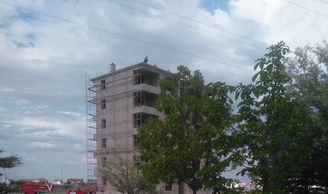 Karaman'da çatıdan atlamak istedi, arkadaşı kurtardı