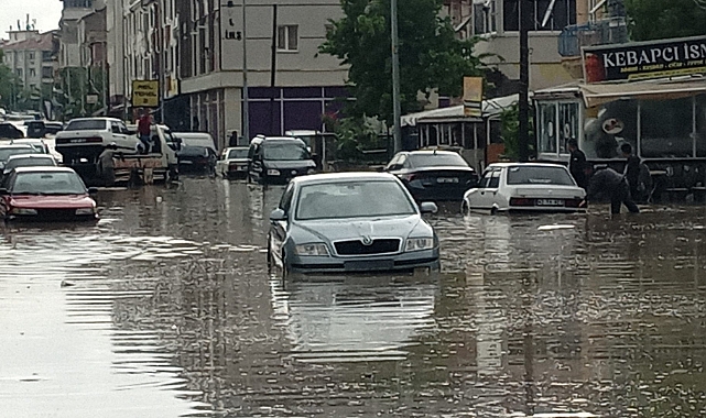 Karaman'da Ev ve İşyerlerini Su Bastı. Araçlar Yollarda Kaldı